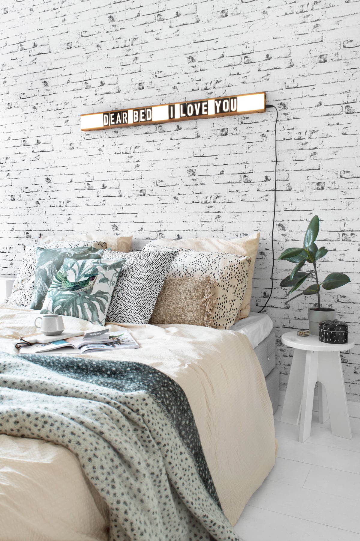 Bedroom lightbox crisp sheets slaapkamer brick wall - Tanja van Hoogdalem
