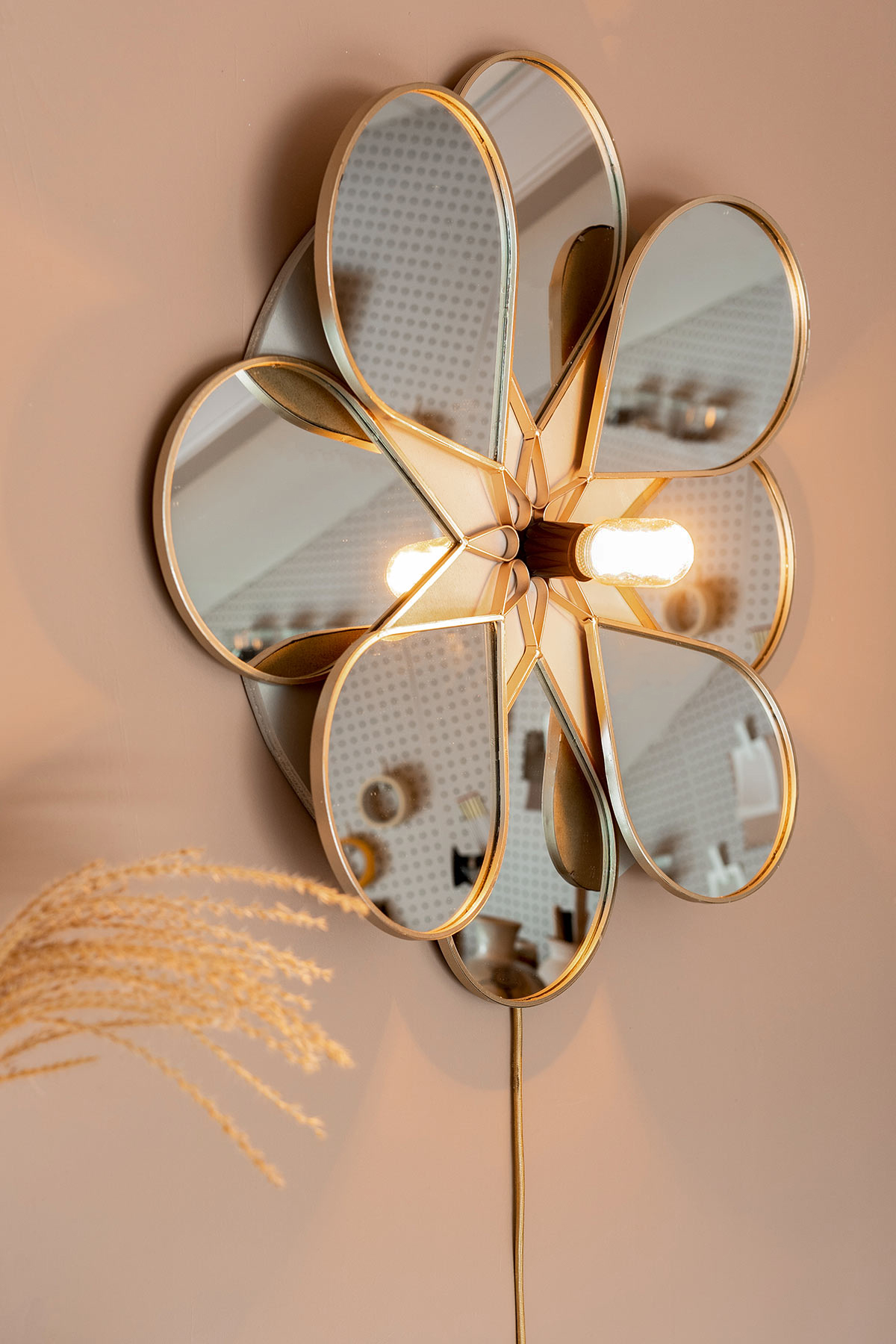 DIY wandlamp bloem spiegel - Tanja van Hoogdalem