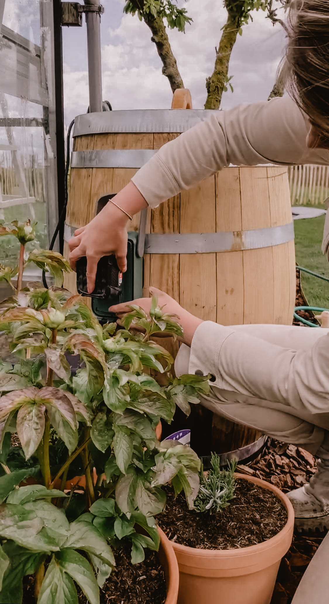 Regenton in tuin - Tanja van Hoogdalem